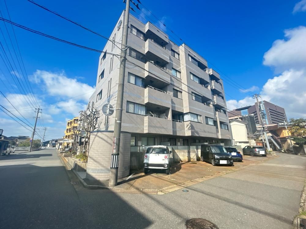 Spacious 2LDK Apartment for Sale near Fukui-guchi Station, Fukui - Thumbnail 2