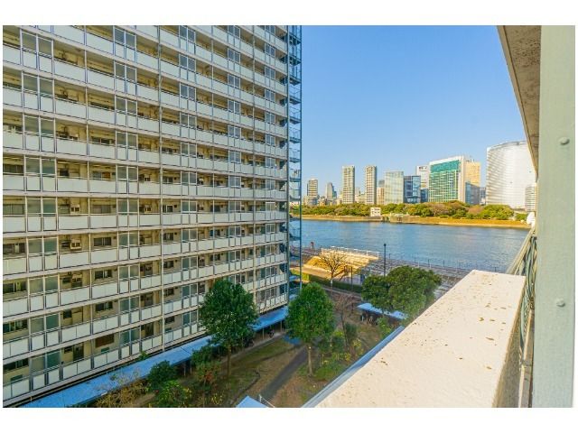 Renovated 1LDK Apartment for Sale in Kachidoki, Central Tokyo - Thumbnail 2