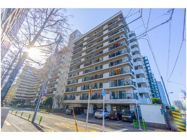 Renovated 1LDK Apartment for Sale in Kachidoki, Central Tokyo - Image 1