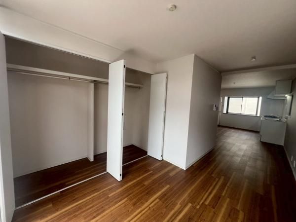 Renovated 2LDK House with Garage in Shijonawate, Osaka - Thumbnail 2