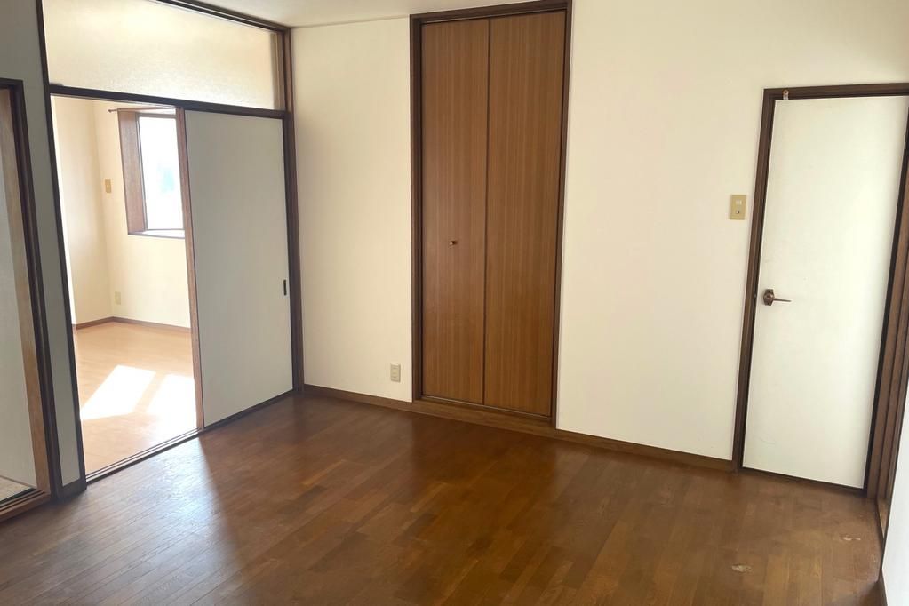 Imperial Takamatsu 7F: 2DK Apartment for Sale in Wakayama City - Thumbnail 2