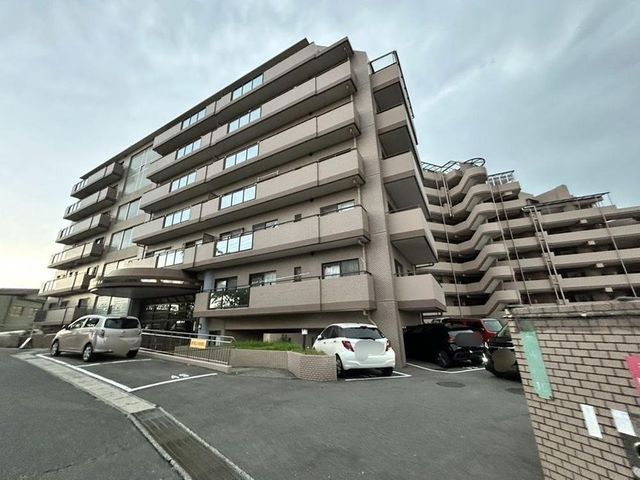 Dia Palace Sakae-machi 3LDK Apartment for Sale in Shimonoseki - Thumbnail 2