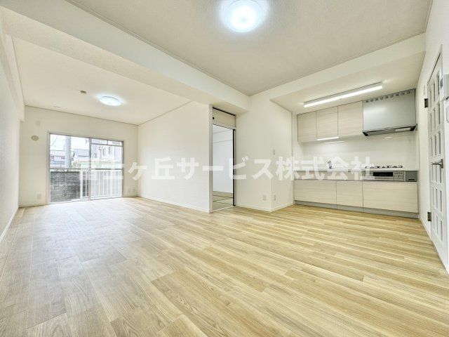 Renovated 2LDK Apartment in Shizuoka with South Balcony - Thumbnail 3
