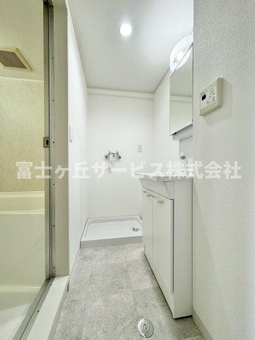 Renovated 2LDK Apartment in Shizuoka with South Balcony - Thumbnail 4