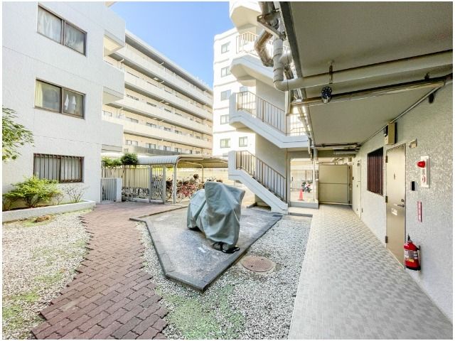 Renovated 2DK Apartment near Tsunashima Station, Yokohama - Thumbnail 2