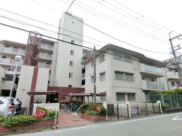 Renovated 3LDK Apartment Near Sone Station, Toyonaka - Thumbnail 2