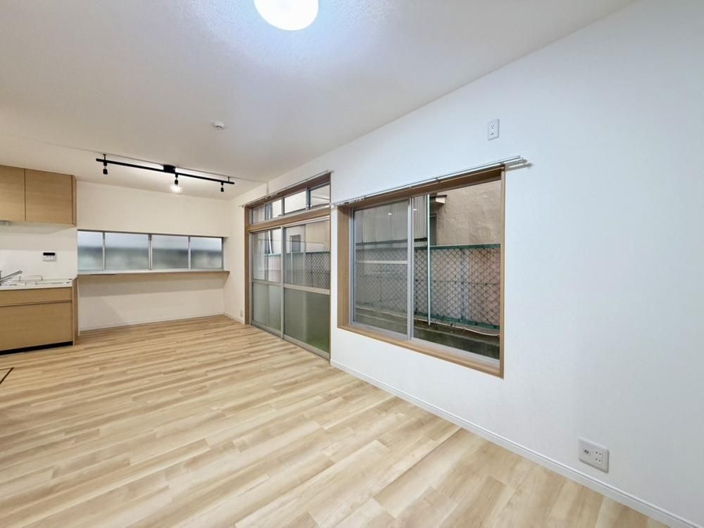 Renovated 3LDK House in Nerima, Tokyo with Roof Balcony - Thumbnail 4