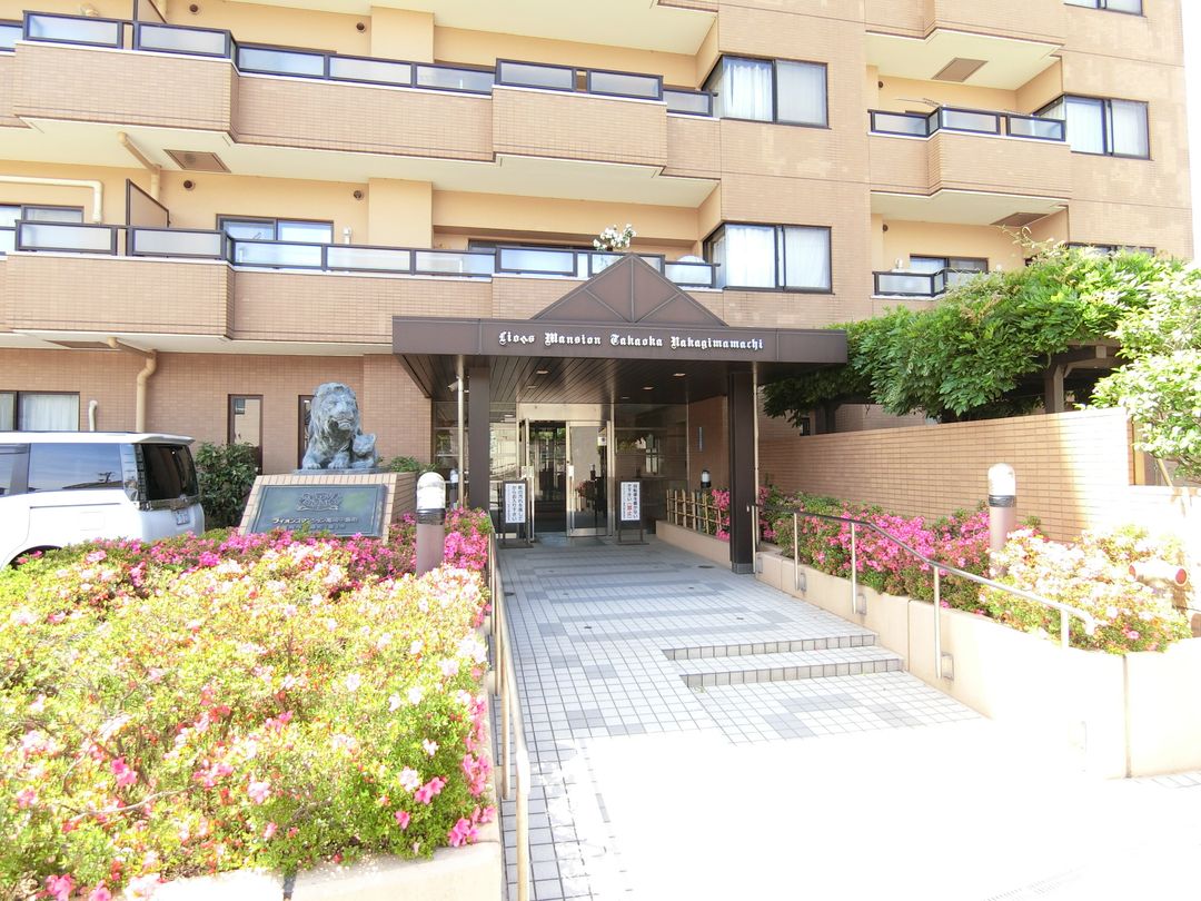 Renovated 3LDK Apartment in Lions Mansion Takaoka Nakajimacho - Thumbnail 2