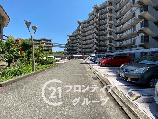 3LDK Apartment in Kobe's Nishishin Central with Balcony - Thumbnail 2