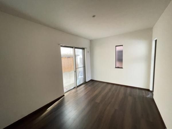 Modern 2LDK House in Neyagawa with South-Facing Balcony - Thumbnail 3