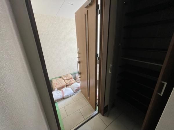 Modern 2LDK House in Neyagawa with South-Facing Balcony - Thumbnail 4