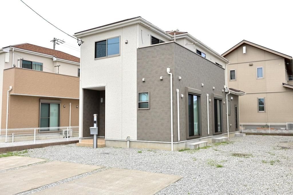 4LDK House in Iwata with Roof Balcony and 3 Parking Spaces - Thumbnail 2