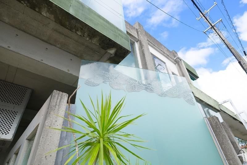 Exposed Concrete & Glass Wall House in Itoman, Okinawa - Thumbnail 4