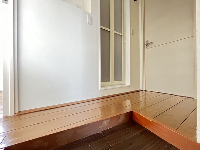 Renovated 2DK Apartment for Sale in Meguro, Tokyo - Thumbnail 2