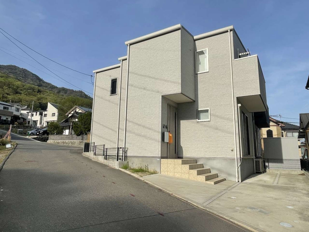 Modern 3LDK House Near Shichikenjaya Station, Hiroshima - Thumbnail 2
