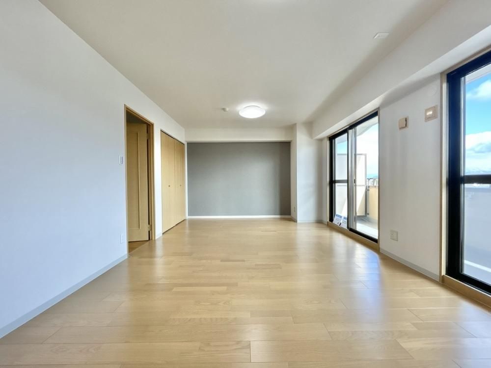 Spacious 4LDK Apartment in Komatsu with Balcony - Thumbnail 4