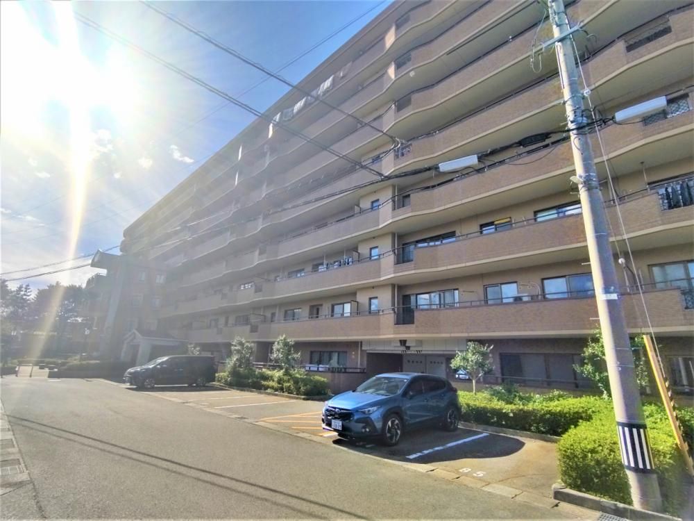 Spacious 4LDK Apartment in Komatsu with Balcony - Thumbnail 2