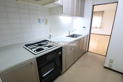 Modern Multi-Level Property in Established Neighborhood — Kitchen, Iruma, Saitama