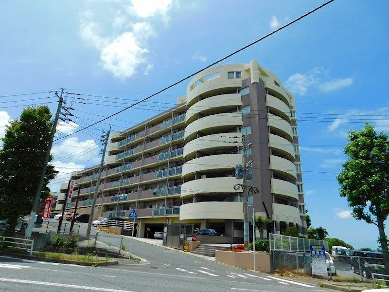 3LDK Apartment in Kitakyushu with Dual Balconies - Thumbnail 2