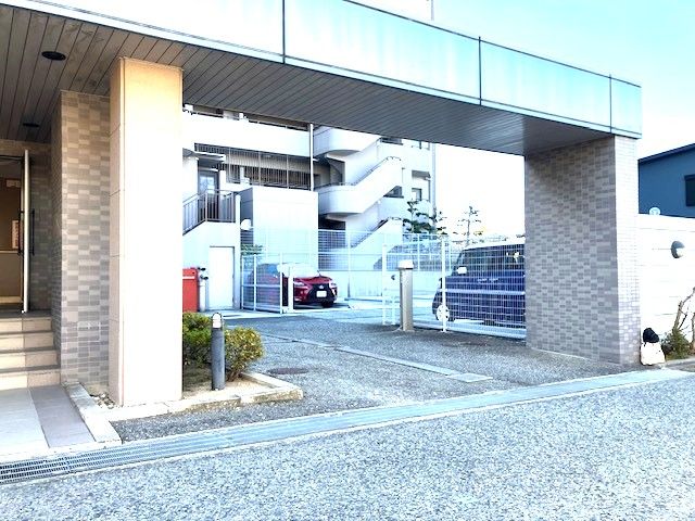 4LDK Renovated Apartment in Kobe with Parking - Thumbnail 3