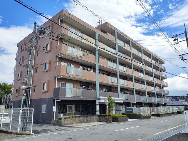 Monarch Gotemba 3LDK Apartment with Private Garden Near Station - Image 1