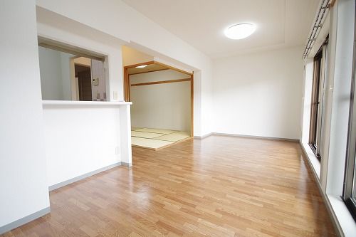 3LDK Apartment for Sale near Jichi Medical University Station - Thumbnail 2