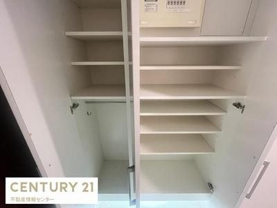 Renovated 3LDK Apartment Near Cosmo Square Station Osaka — Image 2, Suminoe, Osaka