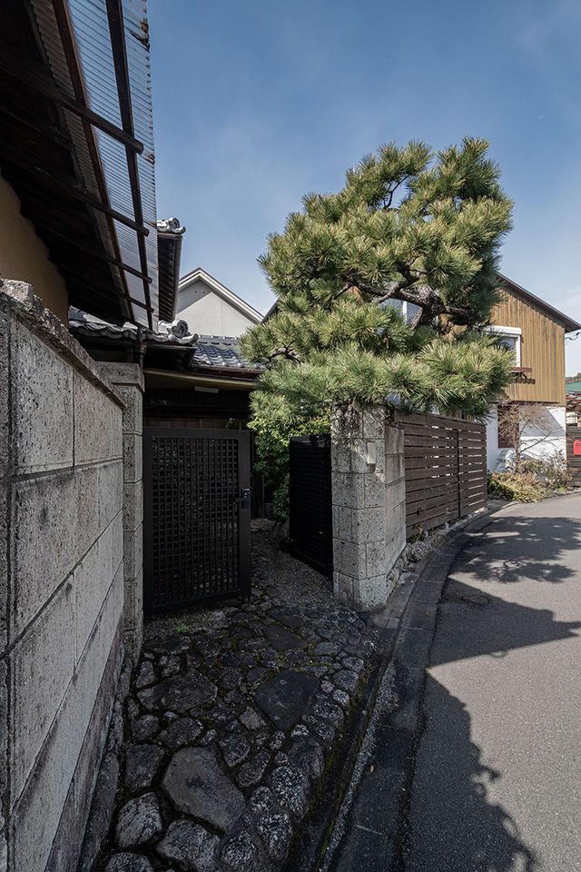 House with Garden Near Kinkaku-ji Temple in Kyoto - Thumbnail 2