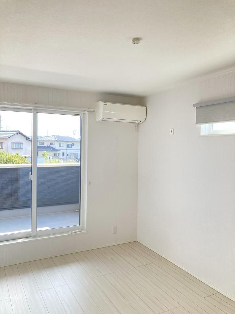 Modern 3-Bedroom House in Kurashiki with Solar Panels - Thumbnail 4