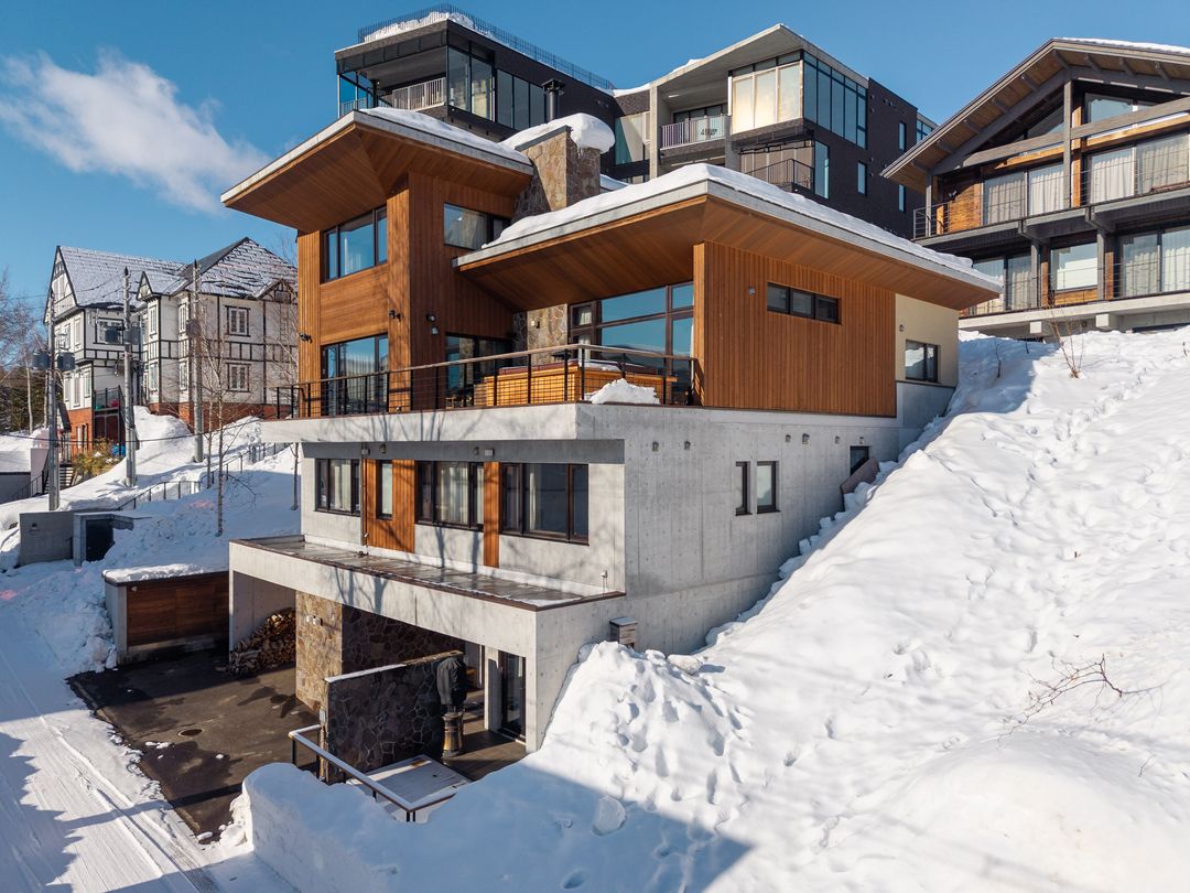 Award-Winning Hakuchōzan Ski Chalet for Sale in Niseko Hirafu - Thumbnail 2