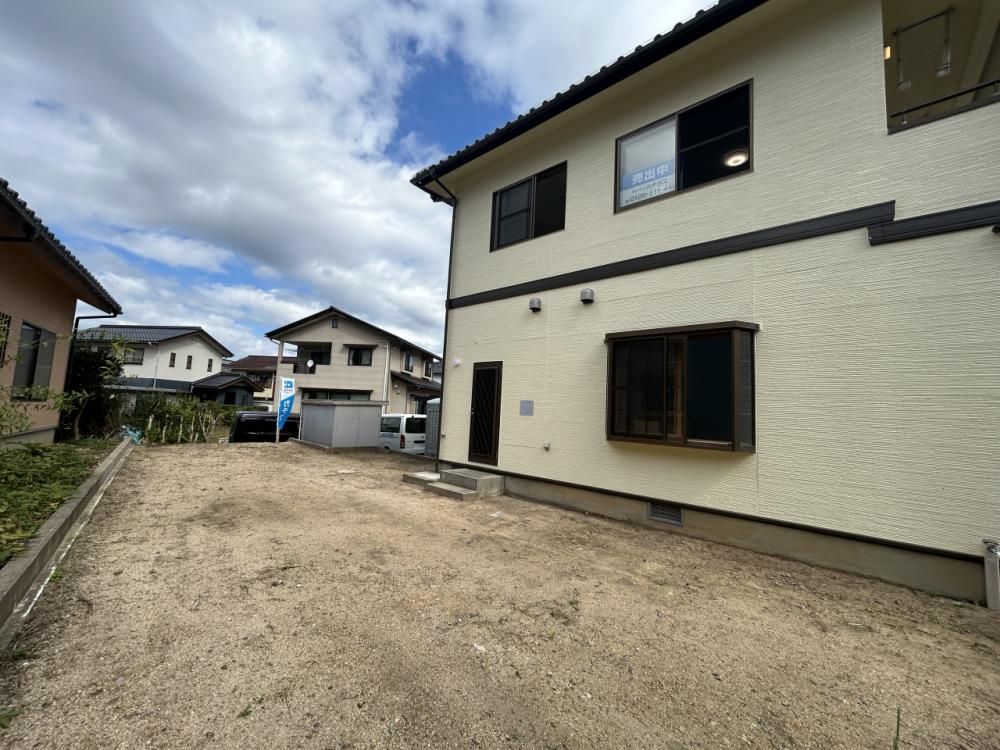 Renovated 4SLDK House in Tottori Wakabadai with Garden & Parking - Image 1