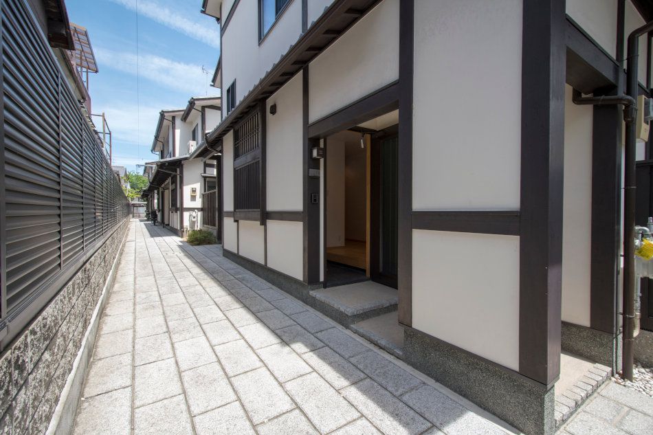 Modern Townhouse Rental in Kyoto's Okazaki Area - Thumbnail 2