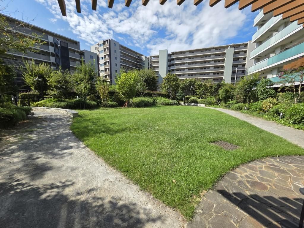 4LDK Apartment in Tsukubamirai with Balcony Views - Thumbnail 3