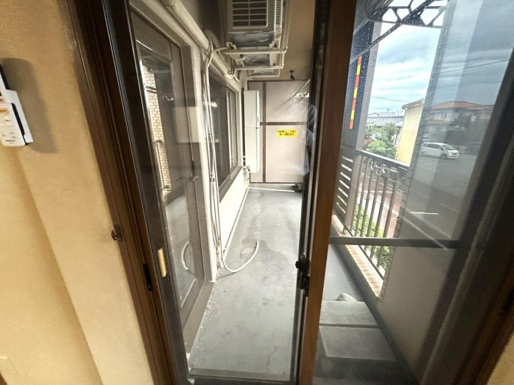Renovated 4LDK Apartment for Sale Near Minami-Toyama Station - Thumbnail 4