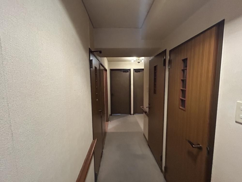 Renovated 4LDK Apartment for Sale Near Minami-Toyama Station - Thumbnail 2