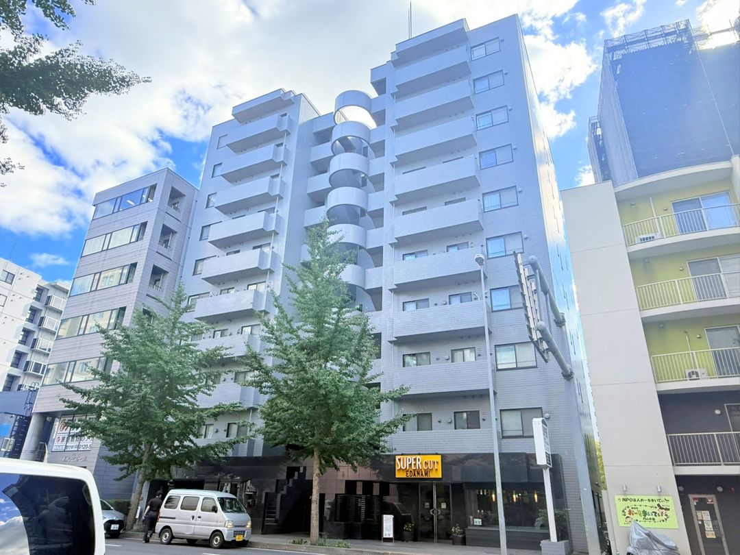 Renovated 4LDK Apartment in Maruyama, Sapporo, Hokkaido - Thumbnail 2
