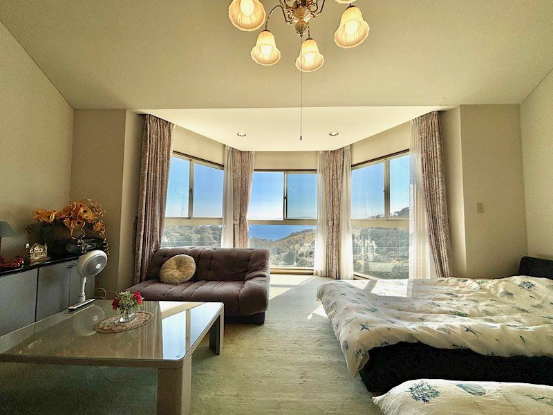 Luxury 3-Story Villa in Ito with Sagami Bay & Golf Course Views - Thumbnail 4