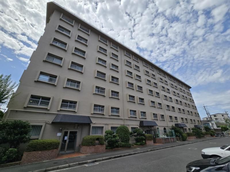 3LDK Apartment in Suita with South-Facing Balcony - Thumbnail 2