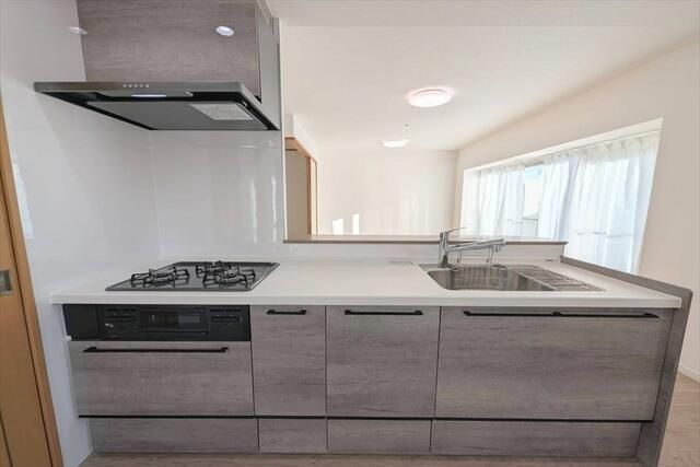 Spacious 3LDK Apartment in Takamatsu with Balcony - Thumbnail 2