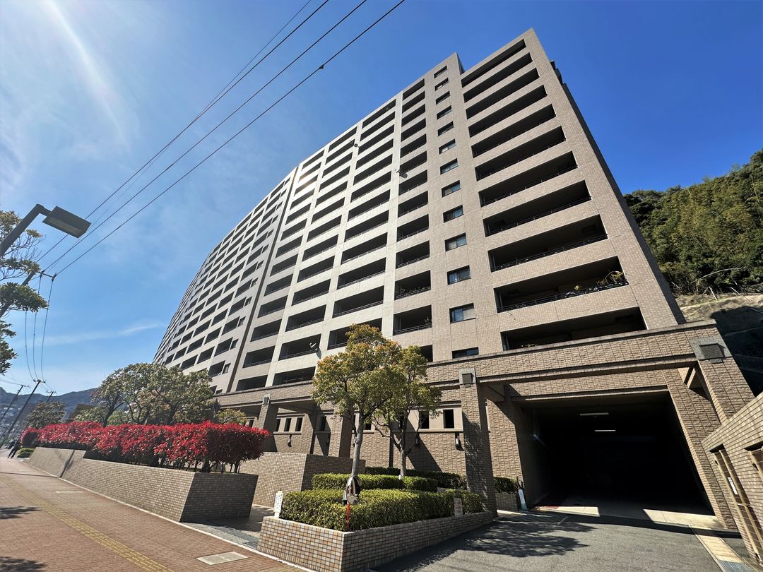 3LDK Apartment in Nagasaki with Balcony Views - Thumbnail 2