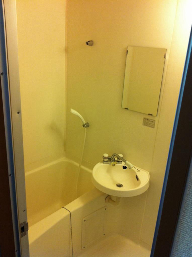 Compact Kumamoto studio near castle with balcony for 3.5M yen - Thumbnail 3