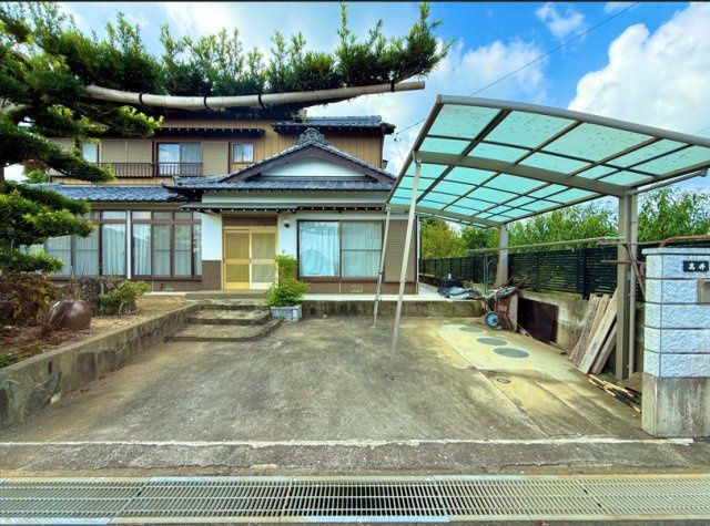 7DK Japanese House in Hamamatsu with Garden and Carport - Image 1