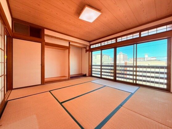 Renovated 4-Bedroom House with Large Garage in Niihama, Ehime - Thumbnail 2