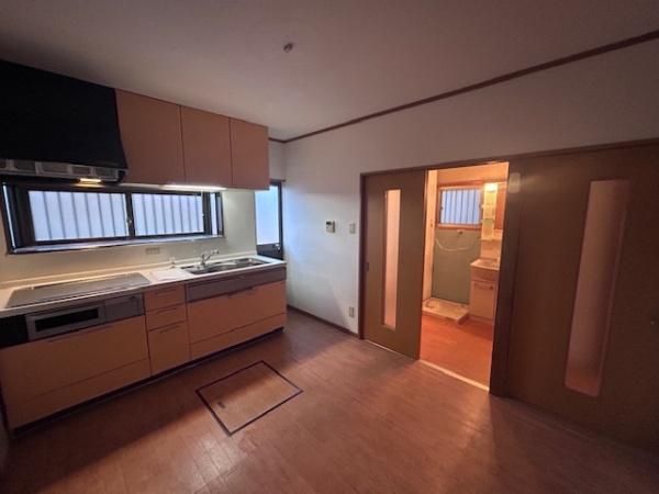 4DK Detached House for Sale in Hirakata, Osaka - Thumbnail 2