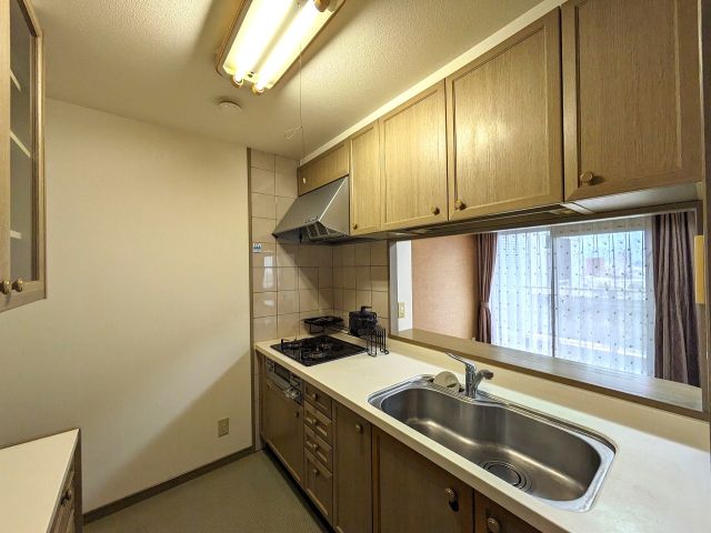 3LDK Apartment in Matsuyama with South-Facing Balcony - Thumbnail 3