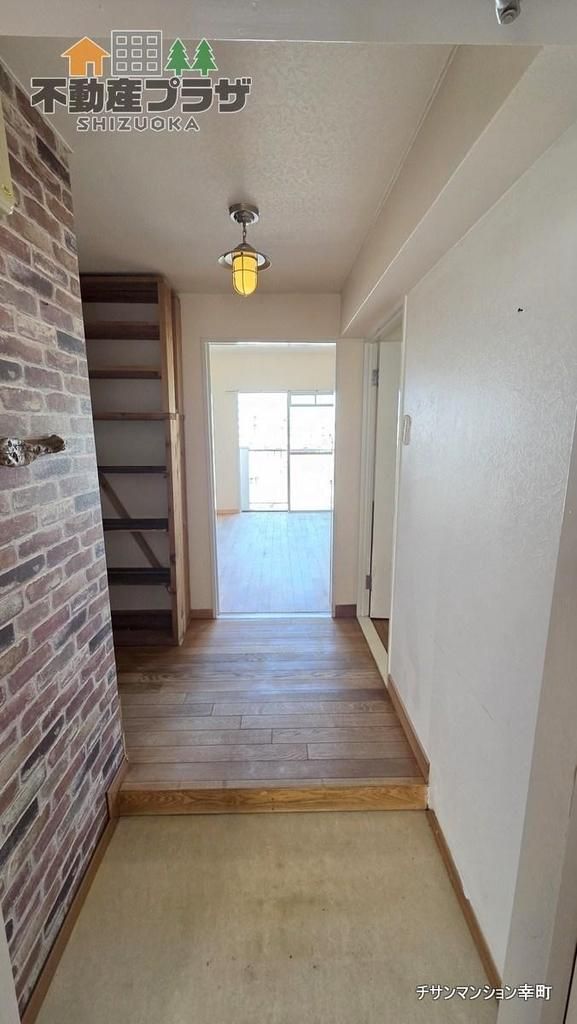 2LDK Corner Apartment with Balcony in Shizuoka Aoi Ward - Thumbnail 3