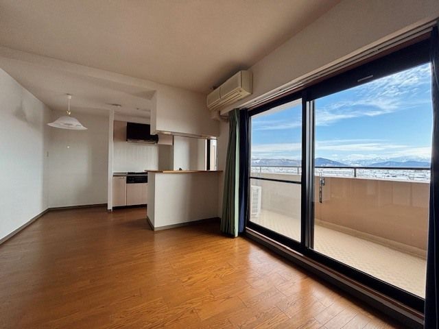 3LDK Apartment for Sale in Sanjo, Niigata - 7th Floor with Balcony - Thumbnail 3