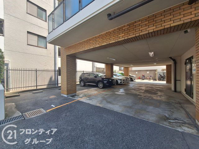 Refurbished 3LDK Apartment in Kobe's Higashinada Ward - Thumbnail 3