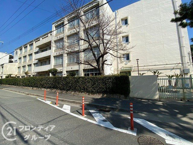 Refurbished 3LDK Apartment in Kobe's Higashinada Ward - Thumbnail 2