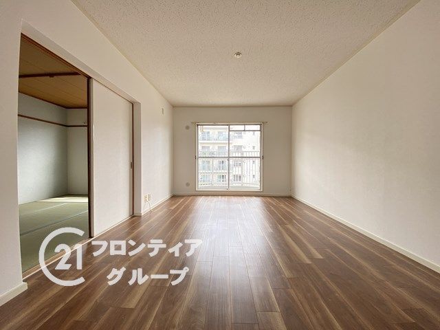 3LDK Apartment near Myohoji Station in Kobe's Suma Ward - Thumbnail 4